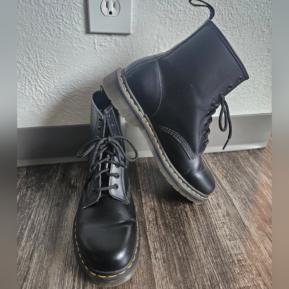 EUC Unisex Dr. Martens 1460 Smooth Leather M10/W12/EU43 Lao PDR - Picture 2 of 10